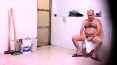 Str8 spy pakistani daddy in public bath