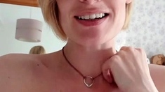 Amateur Latina Milf Masturbates on Cam