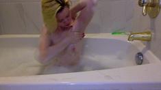 Amateur blonde masturbate when taking shower