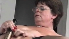 Stor-tillerad Svensa Milf Spelar Med Dildos