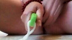 Wow, brush head insertion in her nice pussy